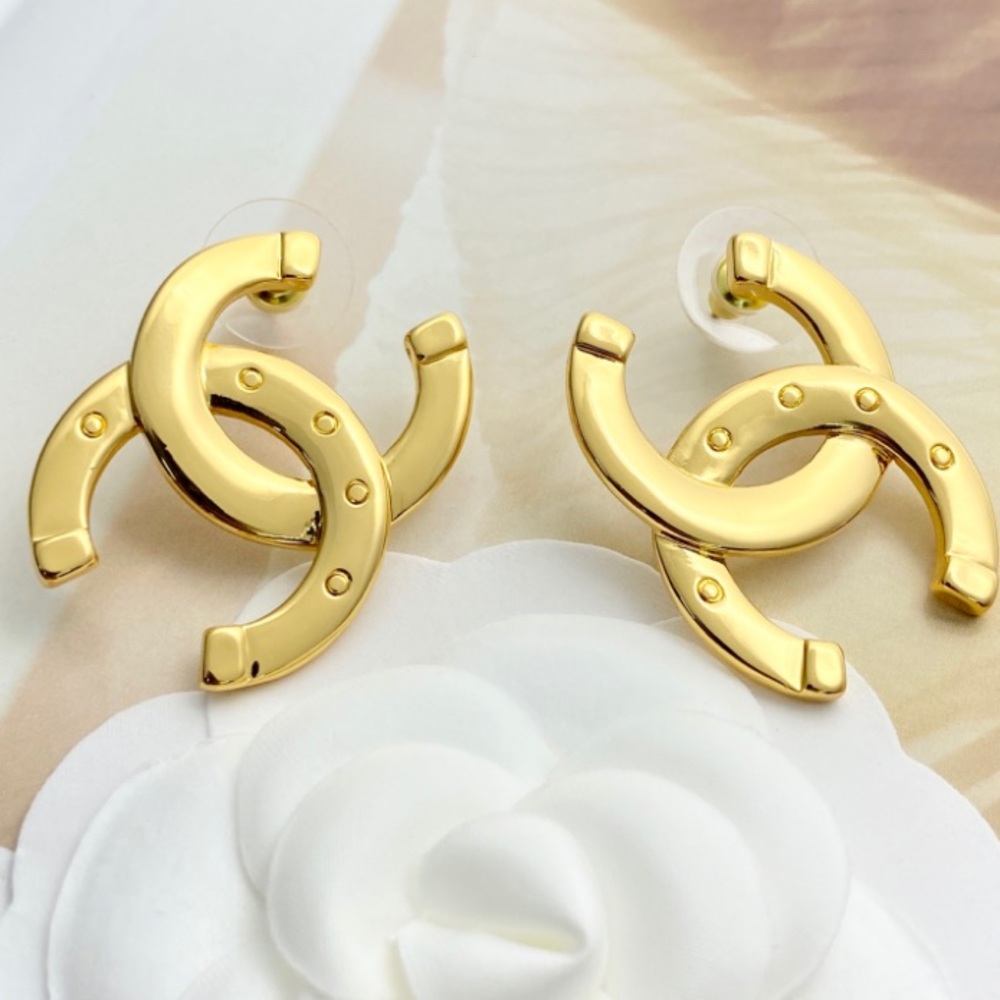 💎 Chanel Vintage Gold CC Earrings Large Smooth Metal Studs